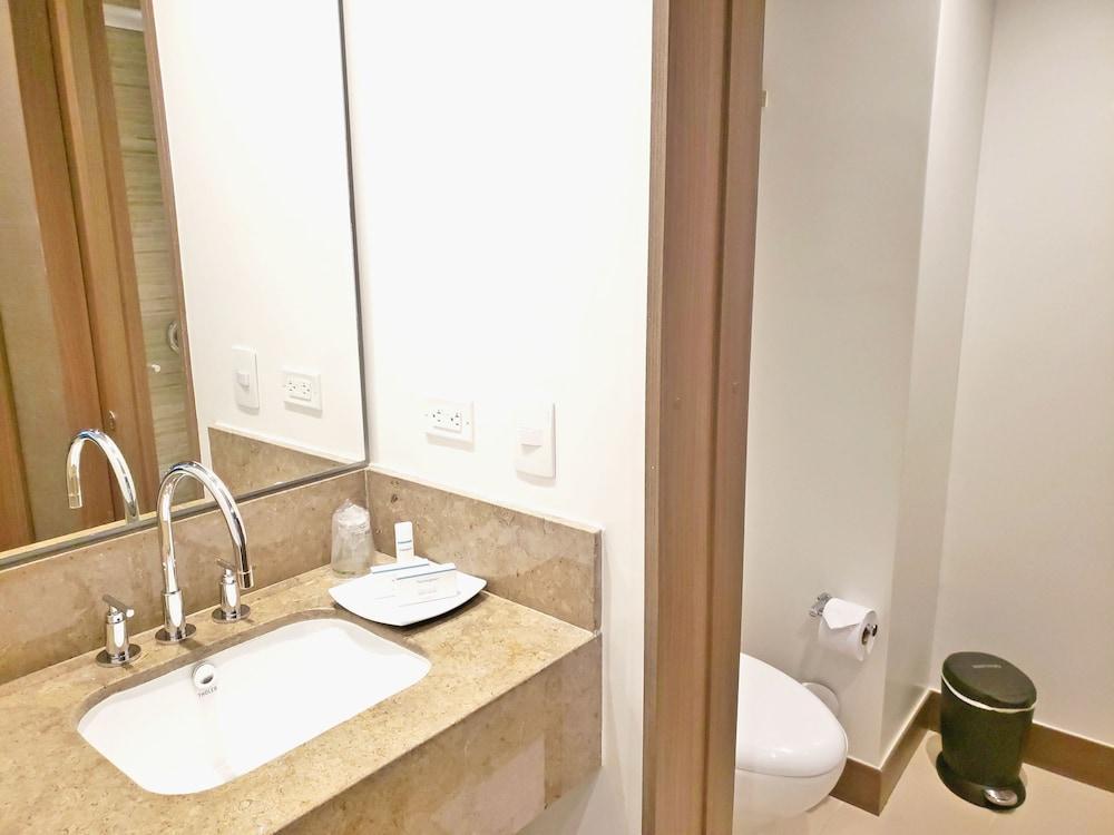 Hampton By Hilton Medellin Hotel Buitenkant foto