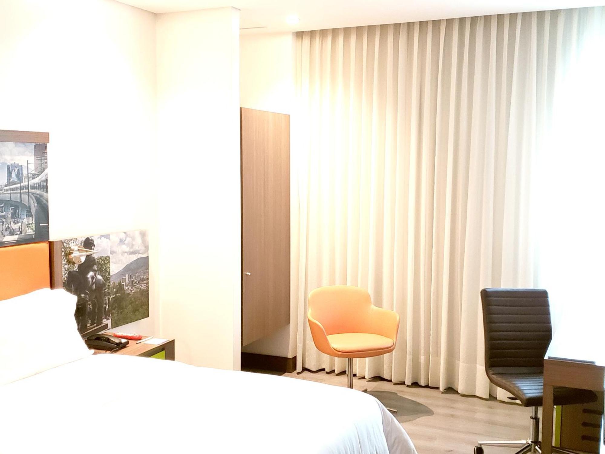 Hampton By Hilton Medellin Hotel Buitenkant foto