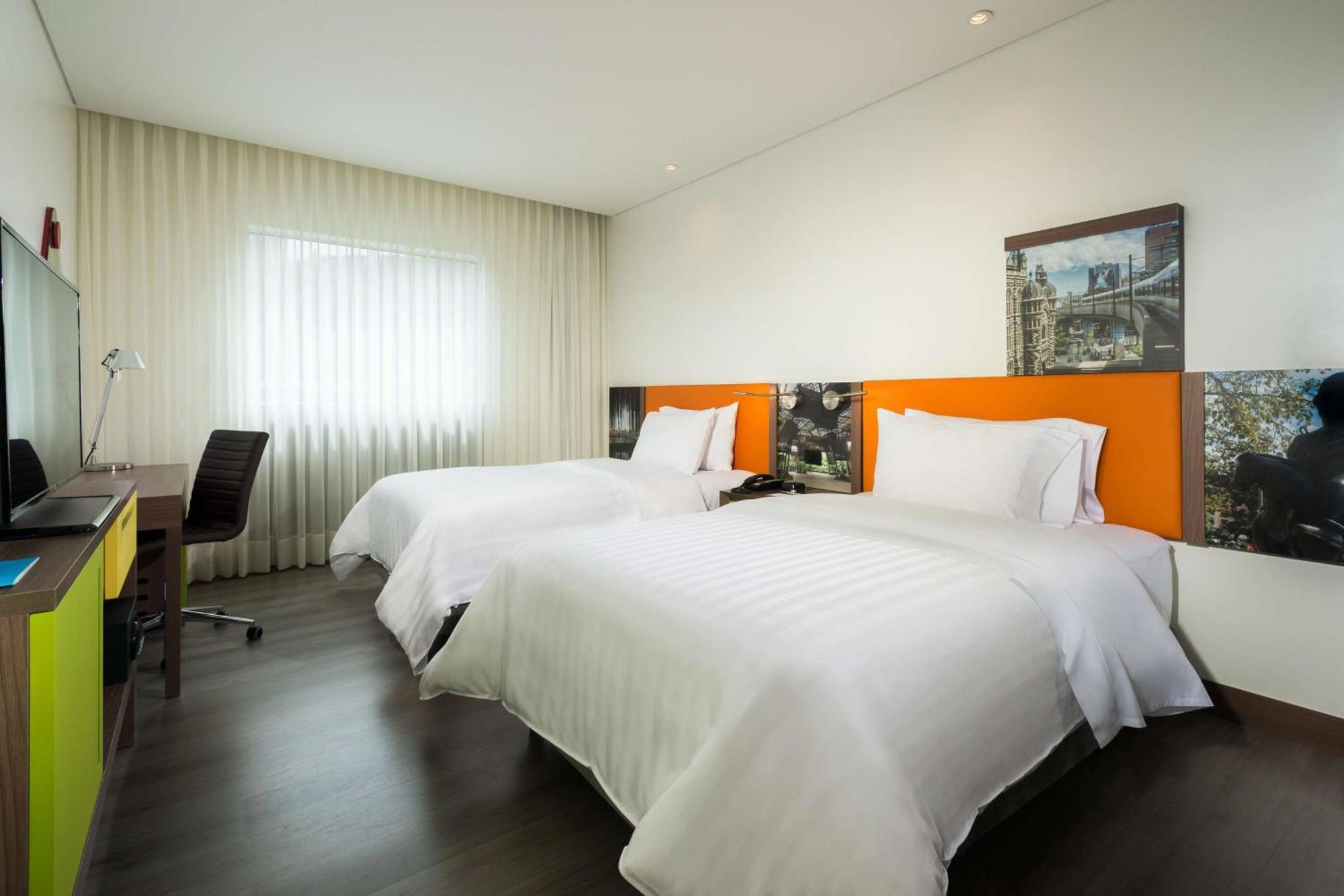 Hampton By Hilton Medellin Hotel Buitenkant foto