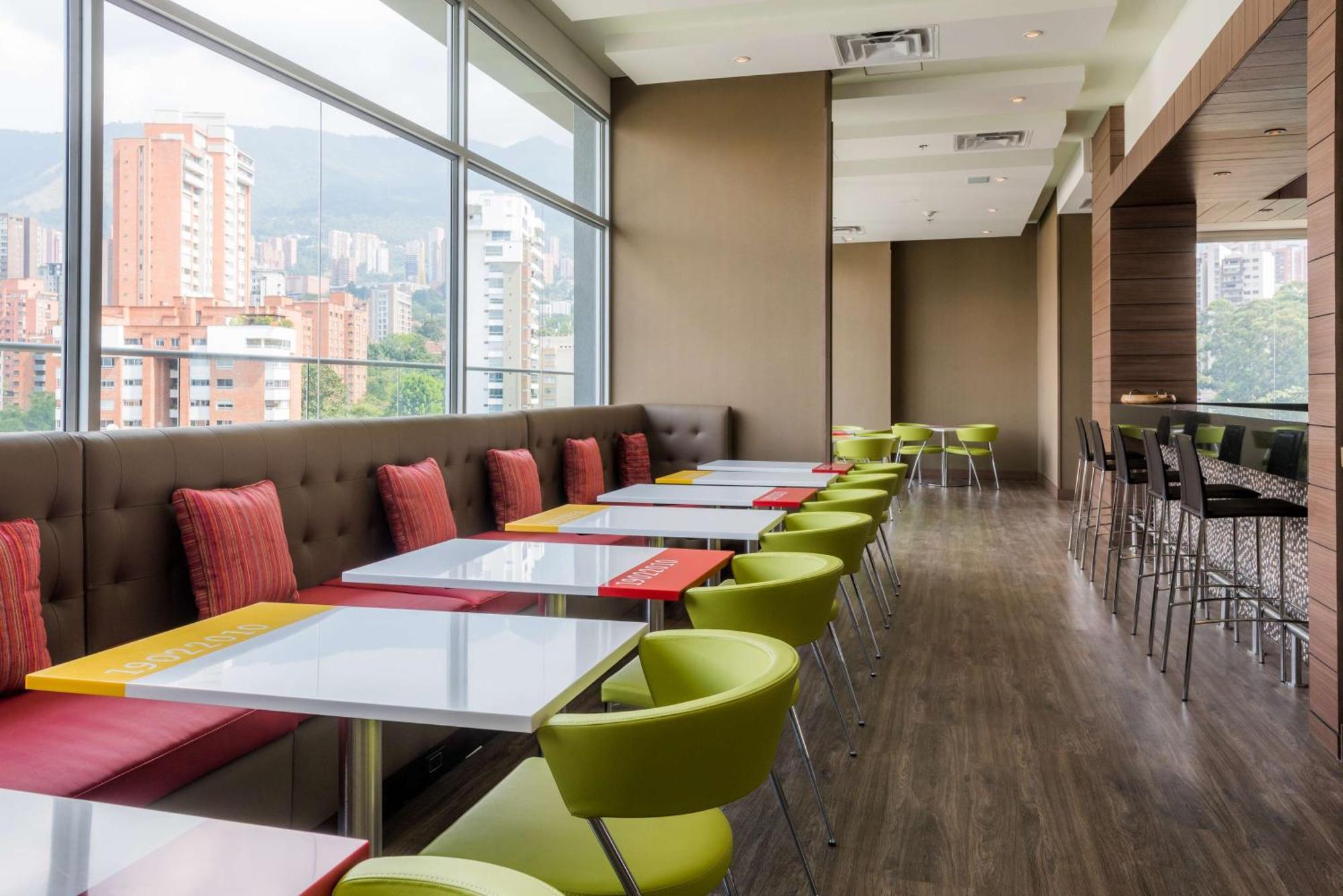 Hampton By Hilton Medellin Hotel Buitenkant foto