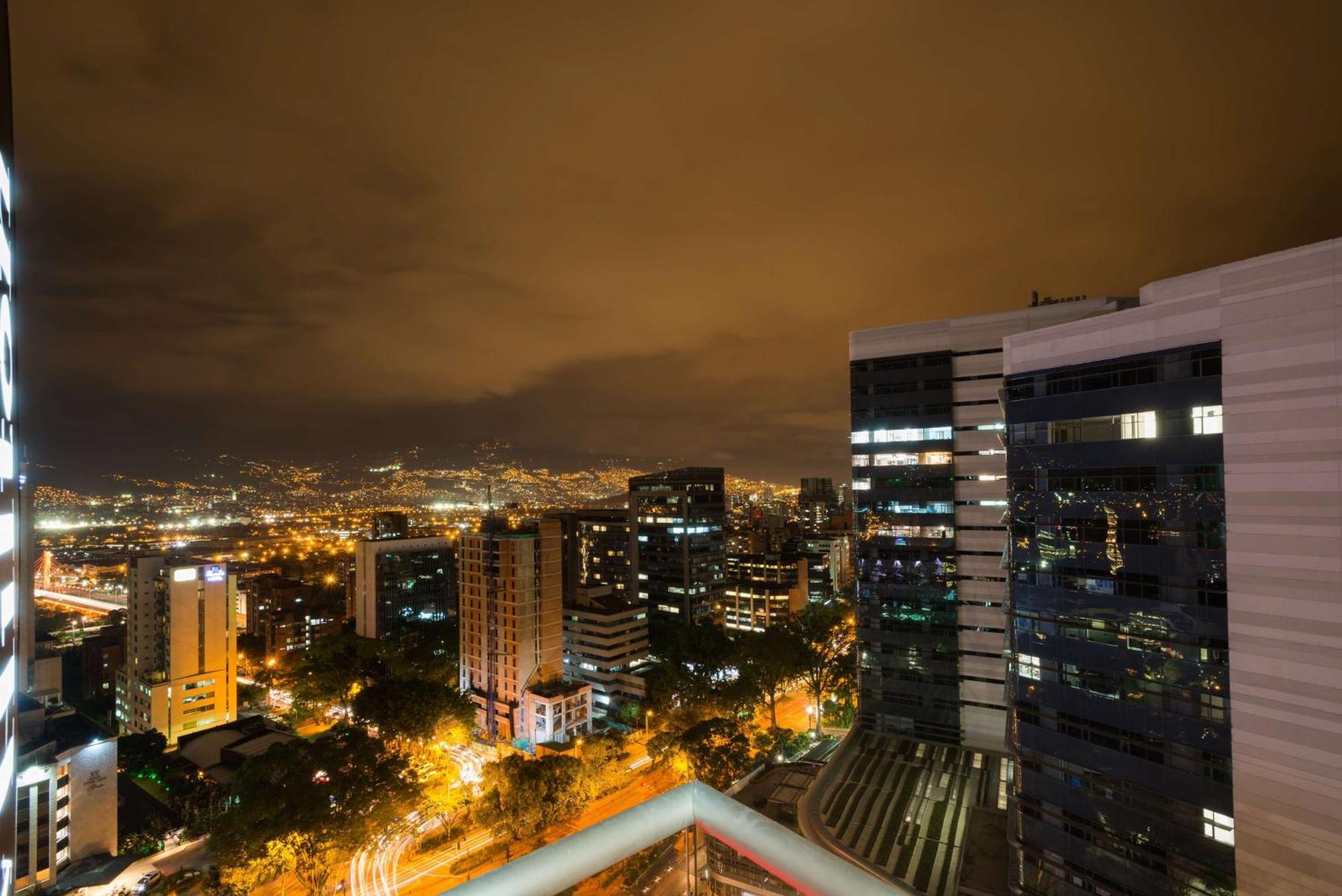 Hampton By Hilton Medellin Hotel Buitenkant foto
