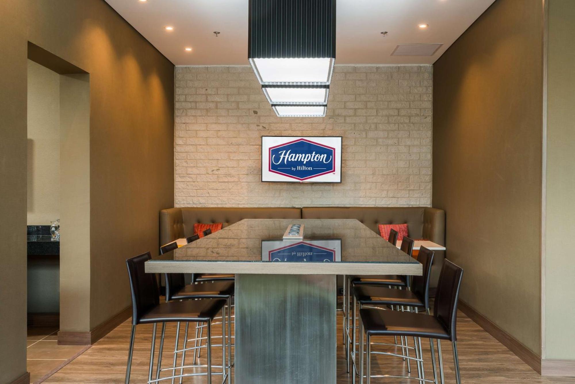 Hampton By Hilton Medellin Hotel Buitenkant foto