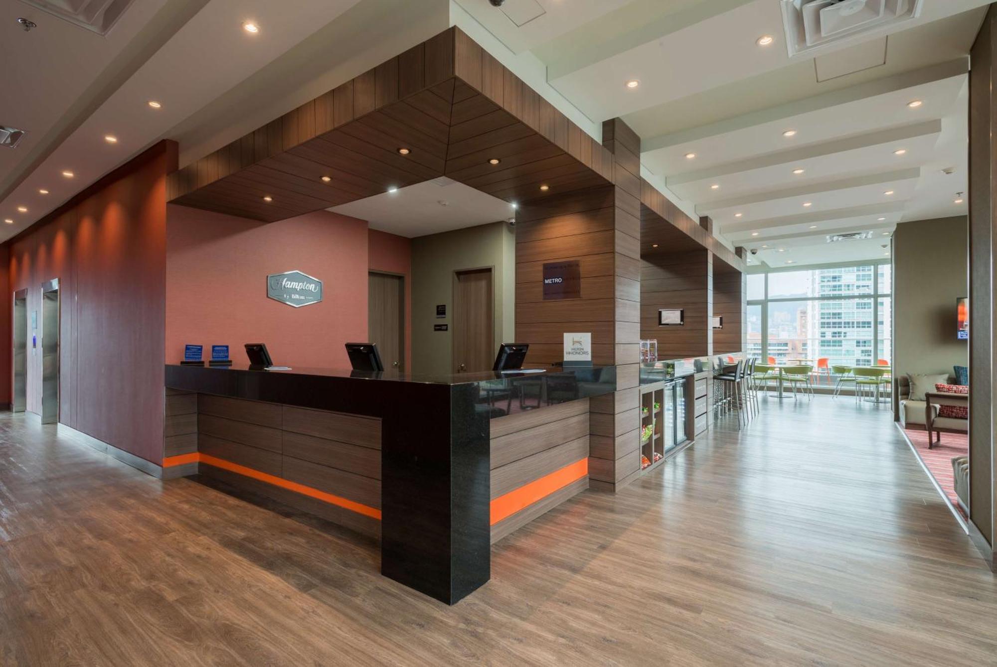 Hampton By Hilton Medellin Hotel Buitenkant foto