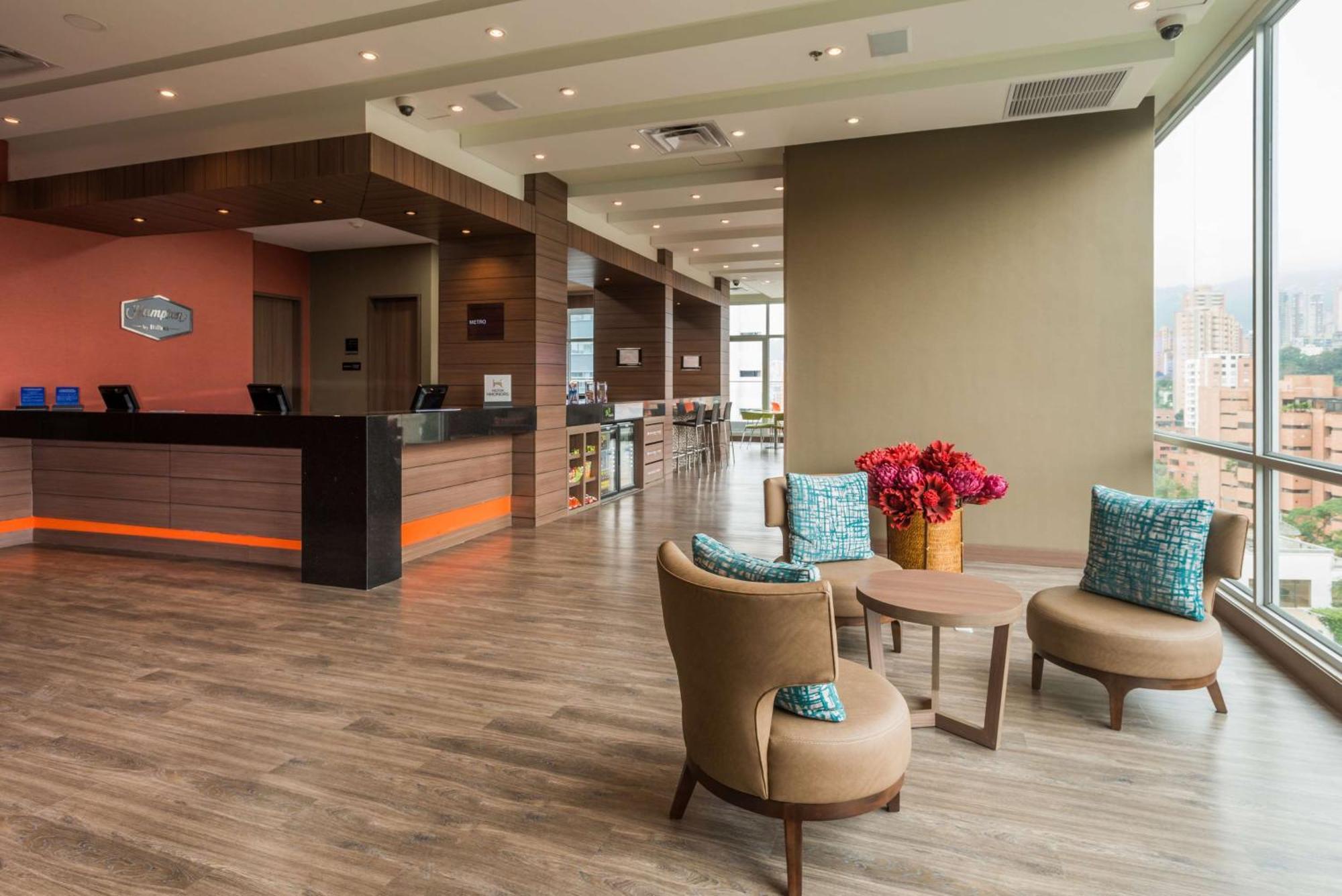 Hampton By Hilton Medellin Hotel Buitenkant foto