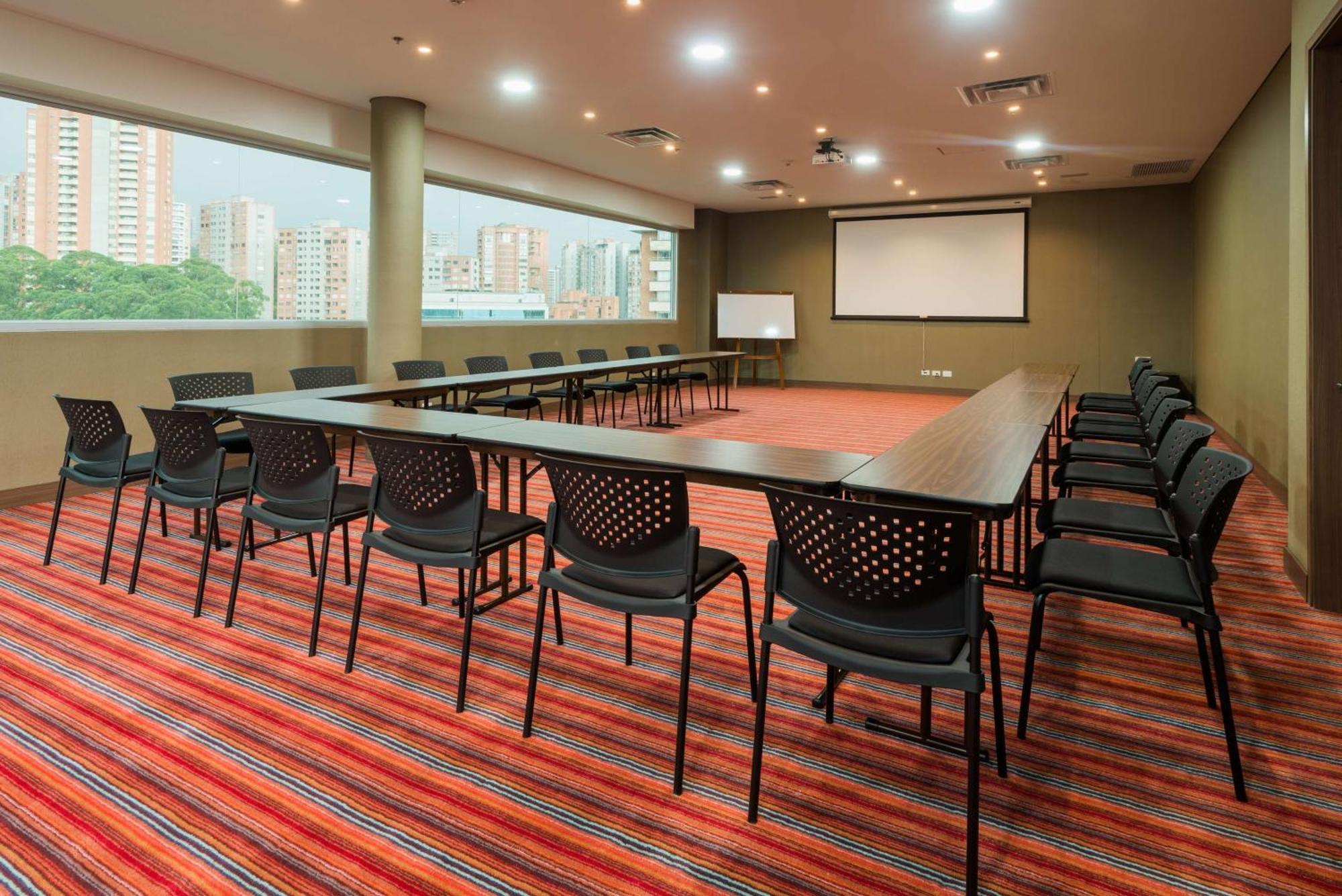 Hampton By Hilton Medellin Hotel Buitenkant foto