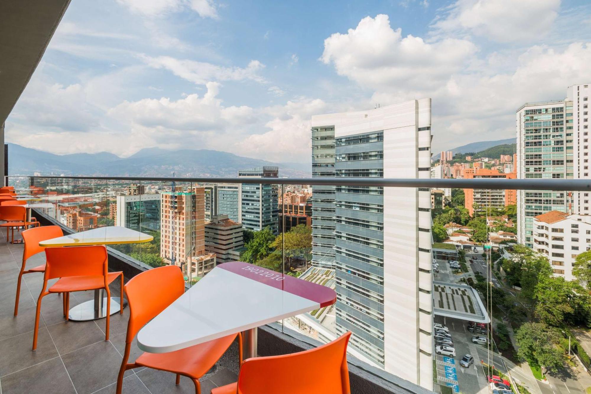 Hampton By Hilton Medellin Hotel Buitenkant foto
