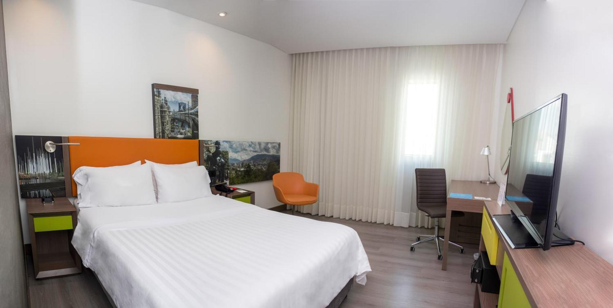 Hampton By Hilton Medellin Hotel Buitenkant foto